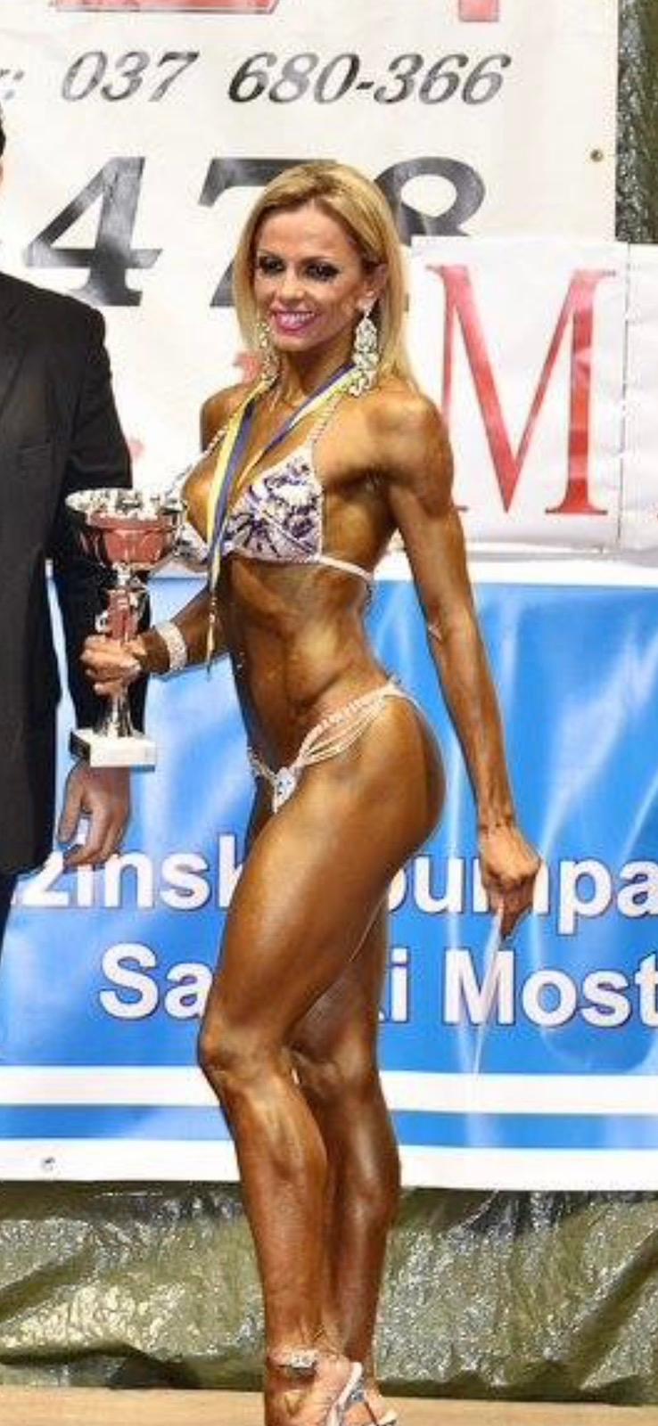 Lejla Delalić na bodybuilding natjecanju s peharom i medaljom