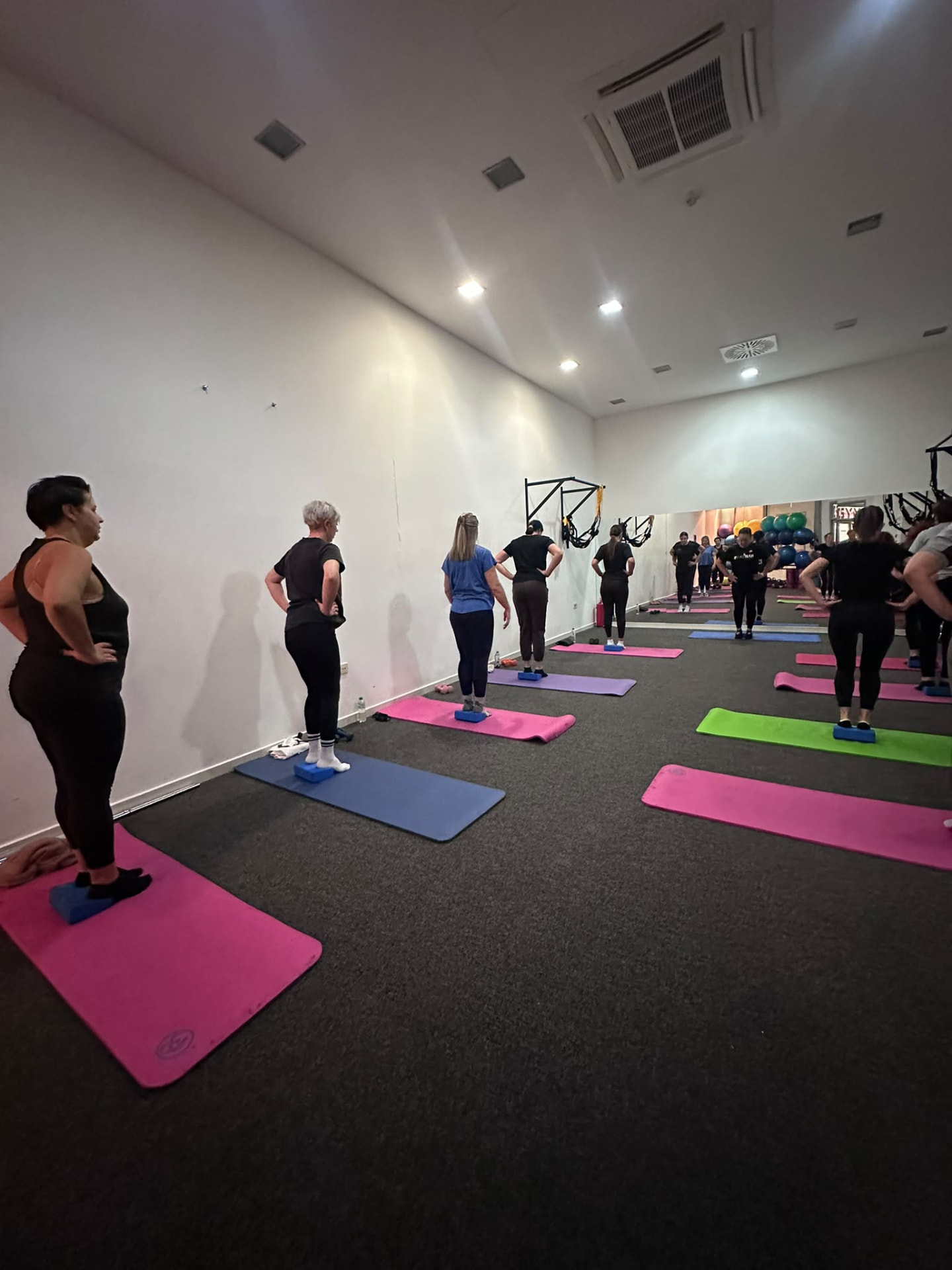 Grupni trening na prostirkama u Iron Box Gym Mostar